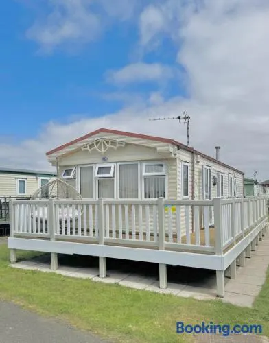 2 bedroom cosy caravan, Sealands - Image 1