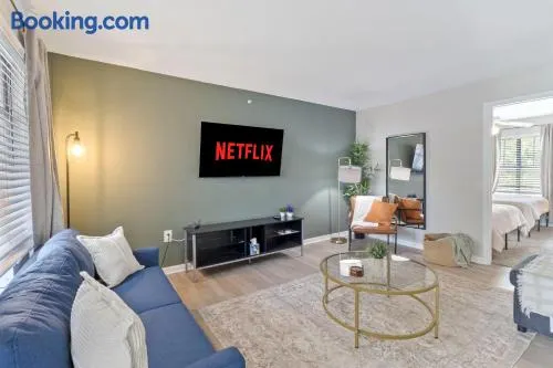 Spacious 3BR Austin Retreat Near Downtown Sleeps 12 Pool Gym - Image 1