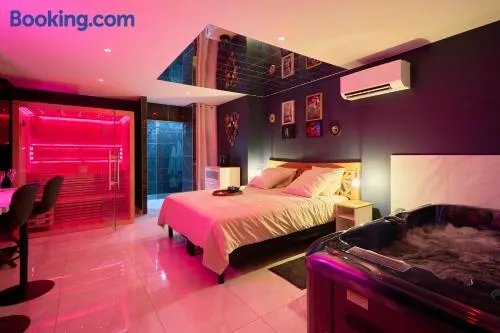 L'Amoria - Suite Romantique moderne avec Jacuzzi & Sauna - Image 1