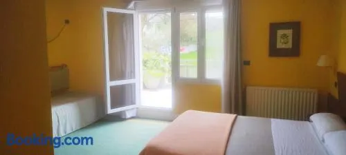 Habitación triple con bañera y terraza HOTEL SUITE MIOÑO - Image 1