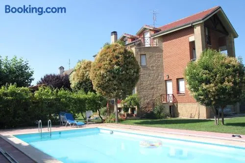 Preciosa casa independiente con piscina cubierta y gran jardín privados - Image 1