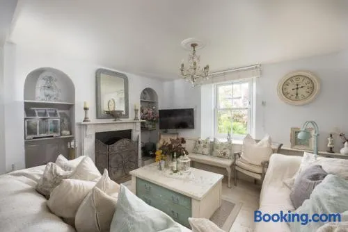 Almond Cottage - Pets welcome - Free Parking - Garden - Image 1