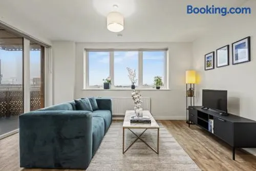 Luxury 2BR - 5 Min to Thorpe Park - 12 to Heathrow - Image 1