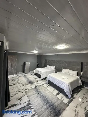 Harry's Luxury Guest House - Image 1