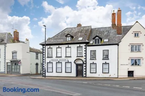 Charming Historic Stay - Cosy Flat with parking - Image 1