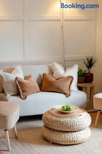 Flat in Arundel - Image 1