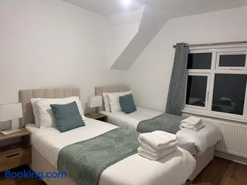 Spacous 4 Bedrooms House With Driveway Parking - Image 1