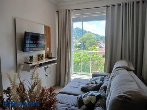Ótima Localização, com suíte, Garagem coberta apto 201 - Image 1