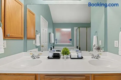 Relaxing 3BR 2BA Oasis - Hot Tub & 5 Beds! - Image 1