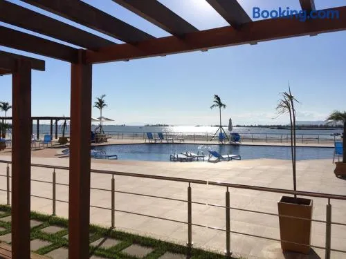 Flat com praia privativa e lazer total em Arraial - Image 1