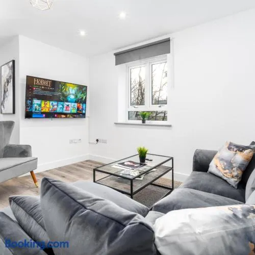 Modern Two Bedroom Apartment - Parking & Balcony - Netflix 6MC - Image 1