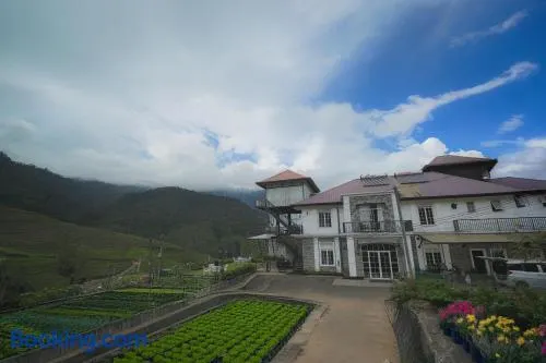 Friendly Hills Hotel - Image 1