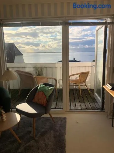 Dejligt værelse med eget bad og havudsigt - Image 1