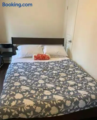 Comfortable Room with Free Parking - Image 1