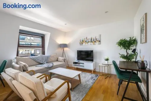 New 1 Bed Flat for 4 near River & Clapham Junction - Image 1