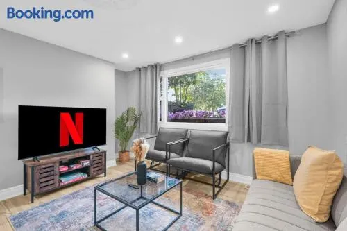 Stylish 3 BR Apt with Free Parking, Wifi and Patio - Image 1