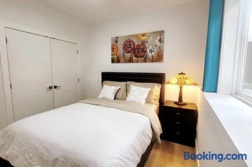 Gorgeous 2 Bedrooms Suite Private entrance with patio-Free Parking - Image 1