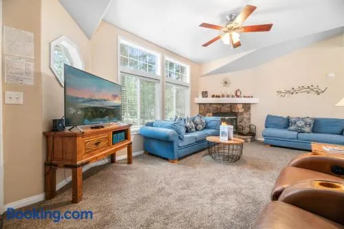 Wine Down - Beautiful and well-kept cabin with large fenced back yard - Image 1
