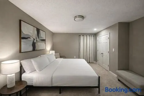 Beautiful Gardner Home Sleeps 10 Game Room Central location - Image 1