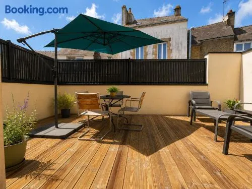 Plein centre Auray - Spacieux duplex T2 avec grande terrasse ensoleillée - Image 1
