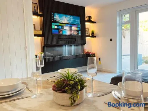 Stylish 2BR Home in Aspull Sleeps 4 with Parking - Image 1