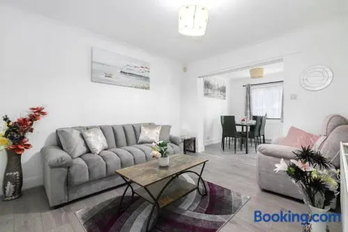 Spacious 4-Bedroom Family Home near Wembley - Image 1