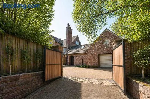 The Hale Abode- 1 Bed Gated Parking & Close to Man Airport - Image 1