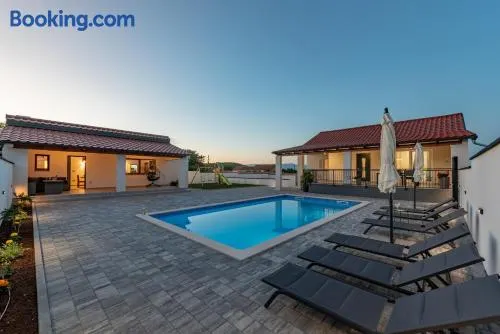 Villa mit Grill, Terrasse und privatem Pool - Image 1