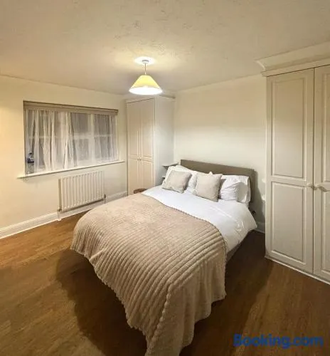 Spacious 3 bedroom house with fireplace - Image 1