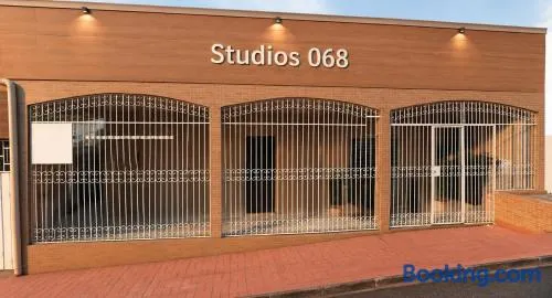 Studios modernos e completos no Bosque, região central - Image 1