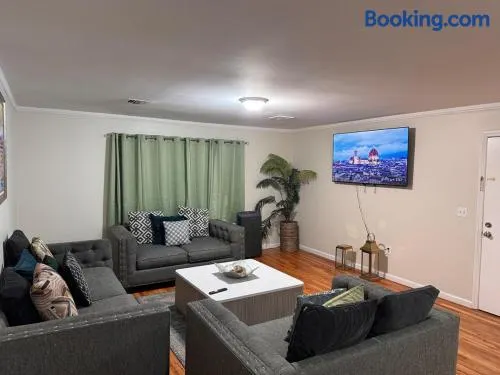 Branch brook Park Elegant 3 bedroom by EWR Airport NYC - Image 1