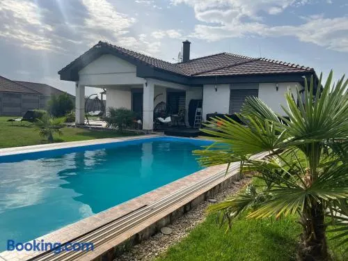 5 izbový samostatný stojaci rodinný dom s podkrovím a veľkou záhradou so sezónnym bazénom, celoročnou saunou a vírivkou, privátny wellness - Image 1