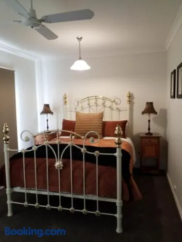 Bright Deluxe No.1 TOWNHOUSE ACCOMMODATION - Image 1