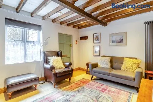 Charming 1BR Cottage - Image 1