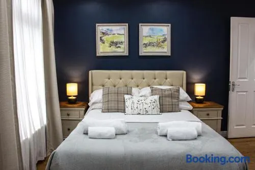 Spacious 4BR house, 2 en suites with garden & on-site parking - Image 1