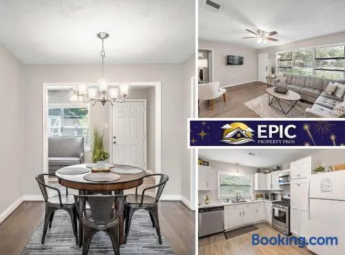 3 Bedroom Home The Neighborhood Spot desks in 2 rooms high speed Internet wifi Kick Back & Relax close to Houston Hobby Airport 5 star superhost - Image 1