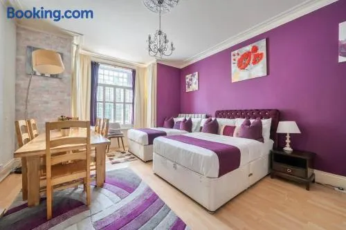Pet-Friendly 2-Bed Suite, Sleeps 7, Free Parking, 30 days 10 percent off - Image 1