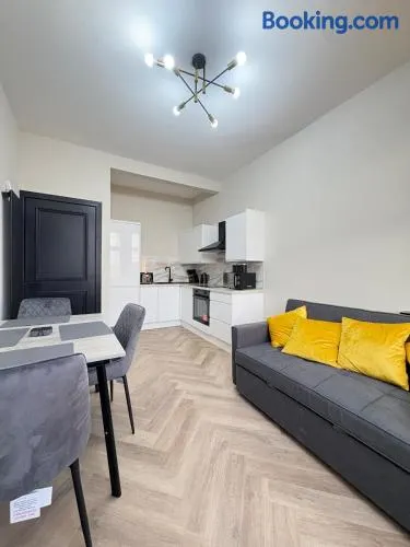 3BR Modernised Home Sleeps 8, Walking Distance to West End, Free Parking - Image 1