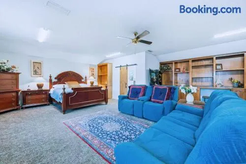 Beautiful Presidential Suite Private Bath near DFW - Image 1