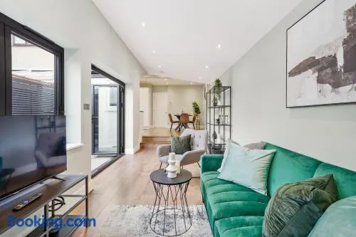 Charming Wimbledon 3-Bed Apt with Outdoor Area - Image 1