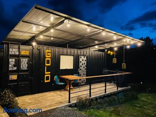 Container glamping de lujo rodeado de naturaleza a 10 min del centro - Image 1