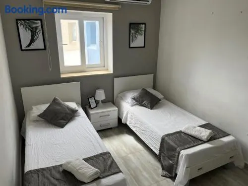 F5 Room 3, Private Room two single beds shared bathroom in shared Flat - Image 1
