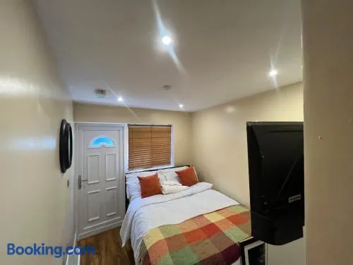 Leavesden Harry Potter Tour Accommodation - 5 mins away - Image 1