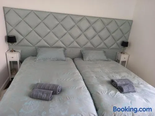 Parisian Sparkle Retreat, 150m from American Hospital - Image 1