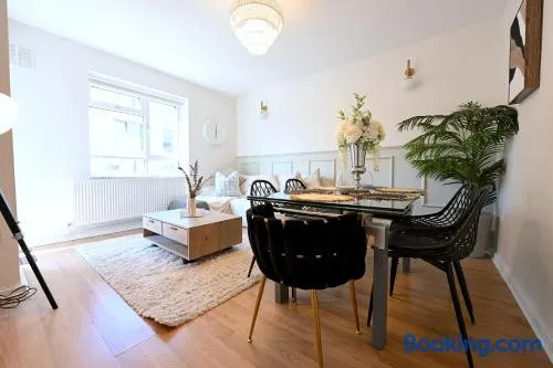 Central City Zone 1 Trendy Shoreditch Large 3 bed - Image 1