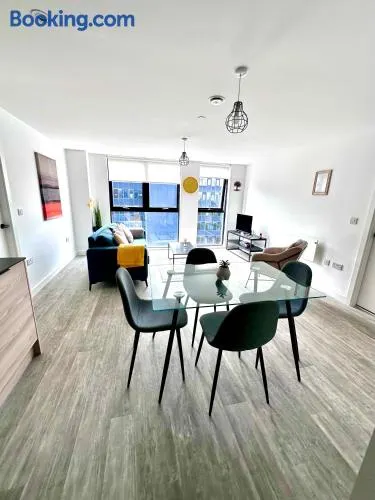 Fresh 2Bed 2Bath Apartment 2mins drive to Man Utd Stadium - Image 1