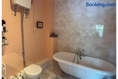 Chobham 4-Bed House Sleeps 9 w Parking & Garden - Image 1