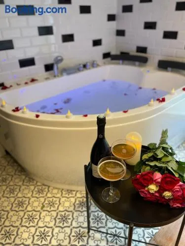 Nuit Magique Love room avec Jacuzzi Privé Nantes - Image 1