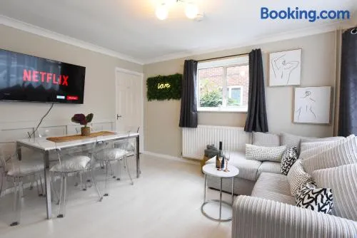 Westgate House - 5 bedroom newly renovated house with hot tub & private parking - Image 1
