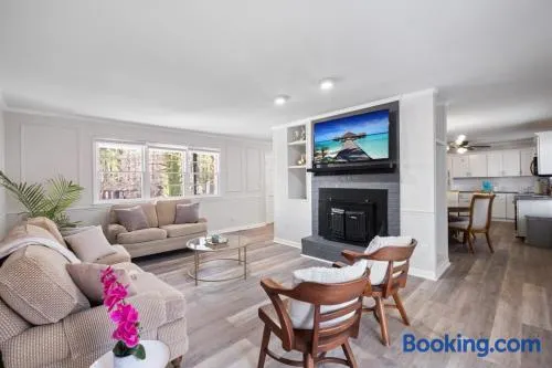 Perfect cute home in Garner with firepit & king bed - Image 1